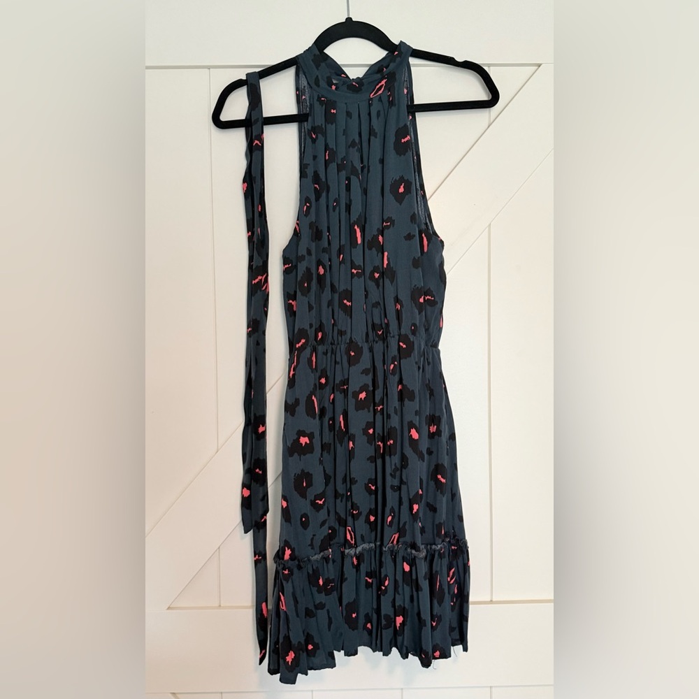 Stylish Sleeveless Dress with Pink and Black Pattern